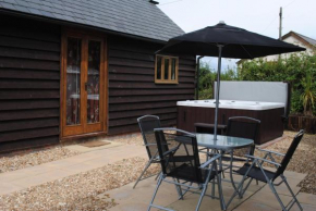 Pretty Country Cottage with Hot Tub
